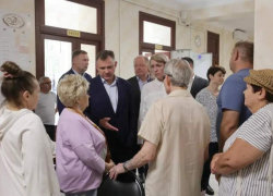 Басы из "тачек" и выхлопы мопедов: таганрожцы пожаловались губернатору Слюсарю на ночной шум
