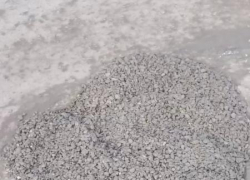 Таганрожцы последовали примеру сознательного водителя и засыпали ещё одну яму на Русском поле