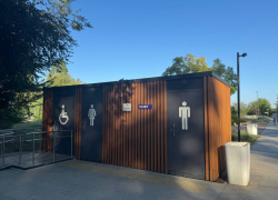 На прогулку - в памперсах: катастрофа с уличными туалетами в Таганроге