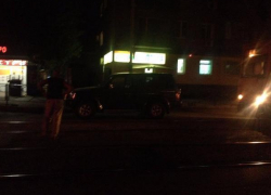 Крутой автолюбитель на джипе перекрыл движение трамваям в Таганроге