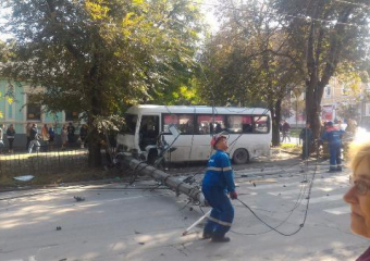 Момент аварии, с участием маршрутного такси в Таганроге, попал на камеру видеорегистратора