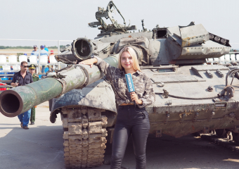 Военная техника, оружие и сильные мужчины: Настя Чехова побывала на военном форуме «Армия 2022»