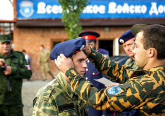 Таганрогские молодые казаки сдали экзамен на пластунский берет