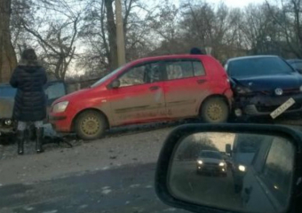 В Таганроге произошло  массовое ДТП из-за скользкой дороги