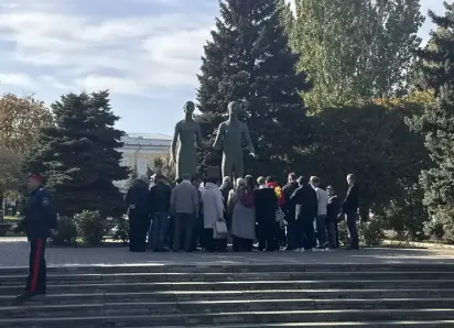108 лет комсомолу: в Таганроге ветераны ВЛКСМ встретились у «Клятвы юности»