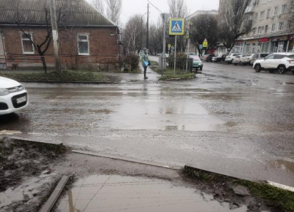 После дождей Таганрог превращается в Венецию, а местные жители предлагают видеть целебные свойства в местной грязи