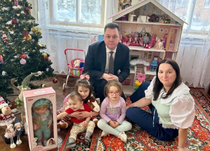 Заместитель губернатора стал волшебником: новогодняя мечта маленькой таганроженки исполнилась