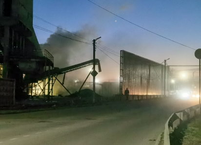 «Вот такой гадостью нас травят»: таганрожцы пожаловались на пыльные тучи на ул. Адмирала Крюйса