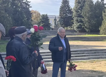 108 лет комсомолу: в Таганроге ветераны ВЛКСМ встретились у «Клятвы юности»
