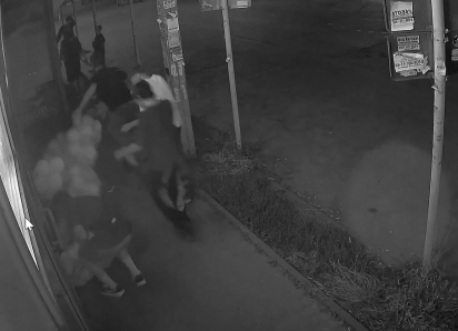 Открытие магазина закончилось хулиганством: арку из шаров разобрали местные подростки
