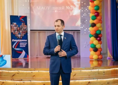 Депутат Законодательного собрания Артём Величко поздравил школьников и студентов с 1 сентября