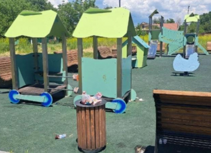 Там дети ноги поломают: ещё одна опасная игровая площадка найдена в Таганроге