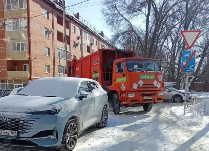 Парковка у мусорных баков: почему из-за одной машины может не приехать мусоровоз