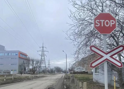 Через рельсы с риском: прокуратура нашла опасные железнодорожные переезды в Таганроге