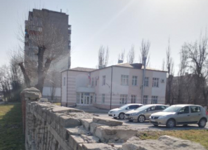 Контраст искусства: музыкальная школа в Таганроге выглядит как сказка, но забор — тихий ужас 