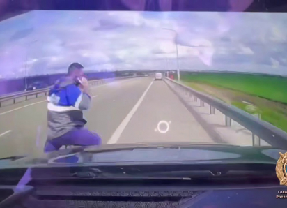 Говорил по сотовому и погиб под колёсами машины: кошмарная авария на трассе Ростов-Таганрог