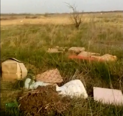Строительный мусор выбросили в поле под Таганрогом