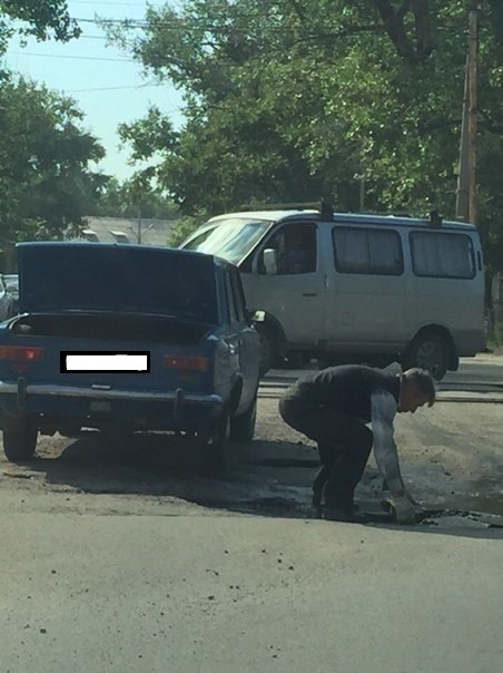 В Таганроге замечен доброволец самостоятельно «латающий» ямы на дорогах города