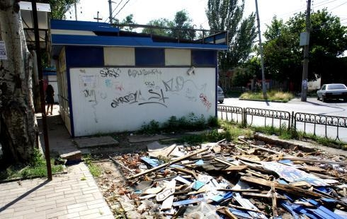 В Таганроге переулок Гоголевский очищают от ларьков
