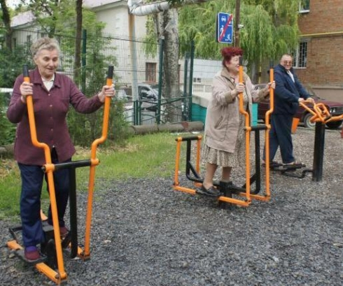 Администрации Таганрога и Ростовской области подарили пожилым людям реабилитационную площадку