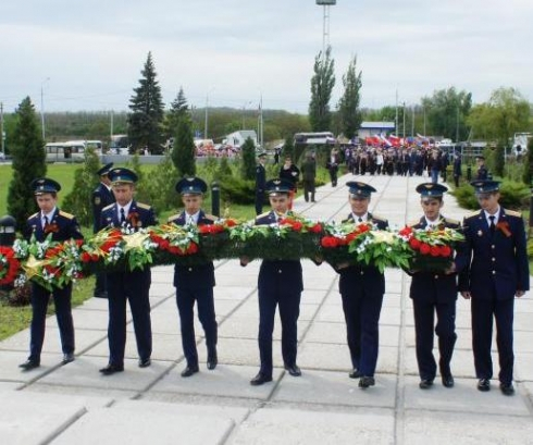 Первые лица Таганрога возложили цветы к мемориалу «Самбекские высоты»