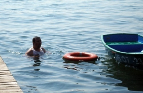 Житель украинского Мариуполя приплыл в Таганрогский залив на надувном круге