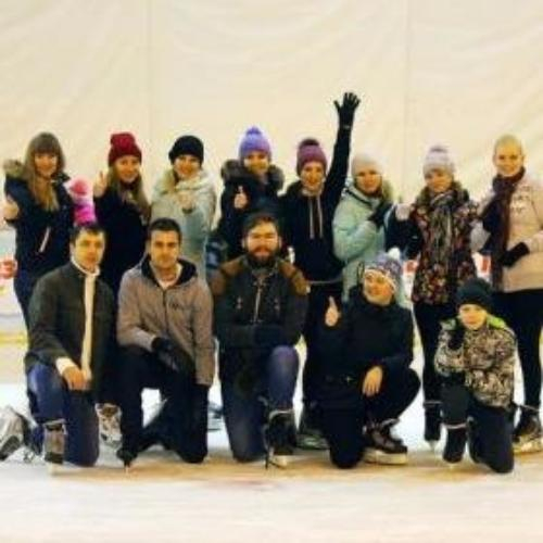 В Таганроге людей с ограниченными возможностями учат кататься на коньках