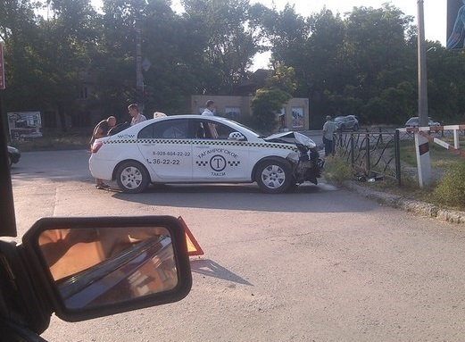 В Таганроге произошло ДТП с участием такси и «Фольксвагена»