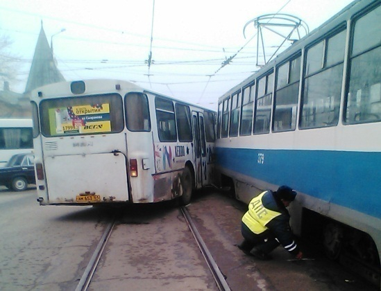В Таганроге автобус столкнулся с трамваем