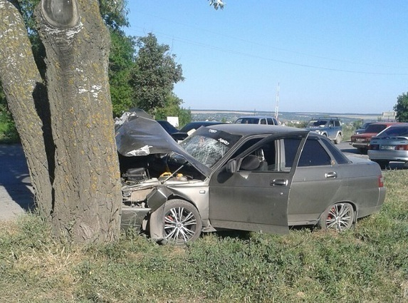 В Таганроге «десятка», уходя от столкновения с мопедом, врезалась в дерево