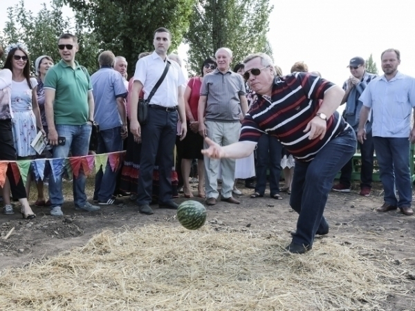 Губернатор Ростовской области сыграл в боулинг арбузом