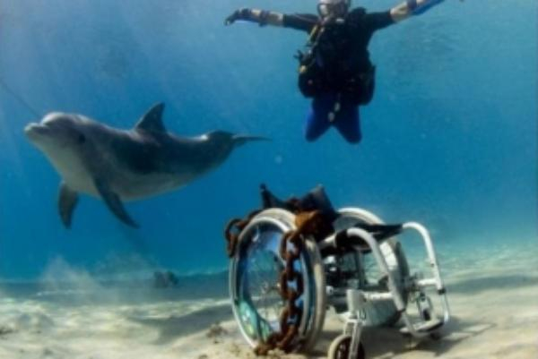 Таганрогский путешественник Игорь Скикевич изобрел инвалидную коляску для подводного плаванья