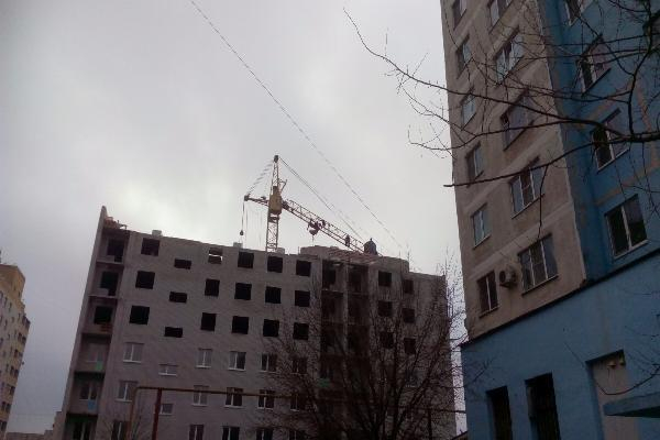 В Таганроге все выходные стрела башенного крана грозилась упасть на дорогу