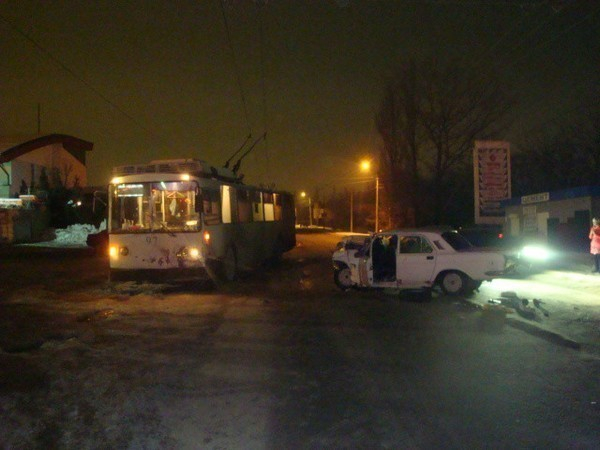 В Таганроге пьяный водитель на «Волге» протаранил троллейбус