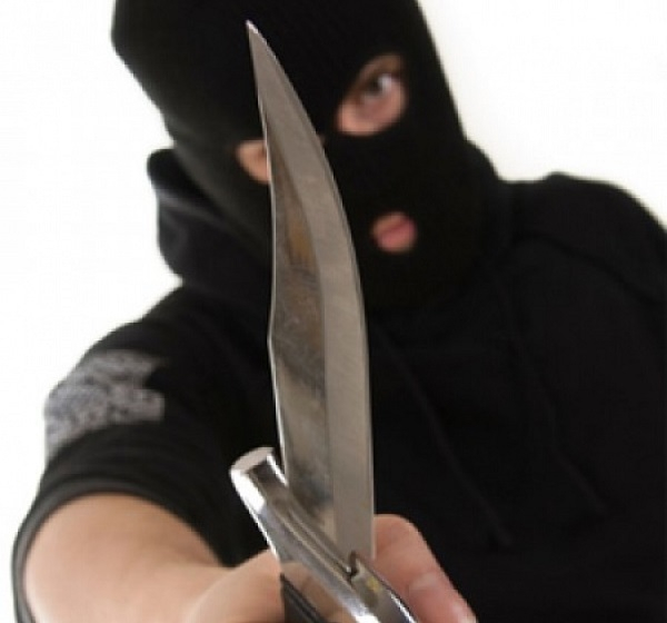В Таганроге мужчина в черной маске и с ножом ограбил продуктовый магазин