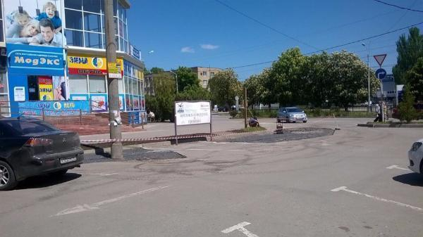 Предприниматели- добровольцы ремонтируют асфальт в Таганроге за свой счет