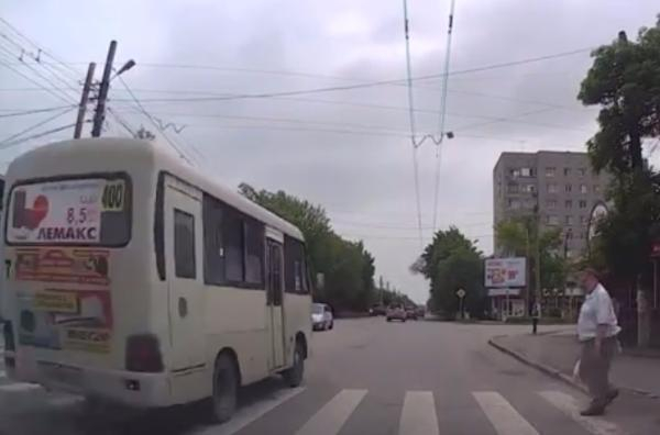 Неуважение водителя маршрутки к пешеходу в Таганроге попало на камеру видеорегистратора