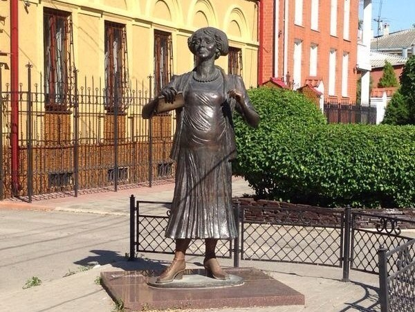 У памятника Фаине Раневской в Таганроге похитили зонтик