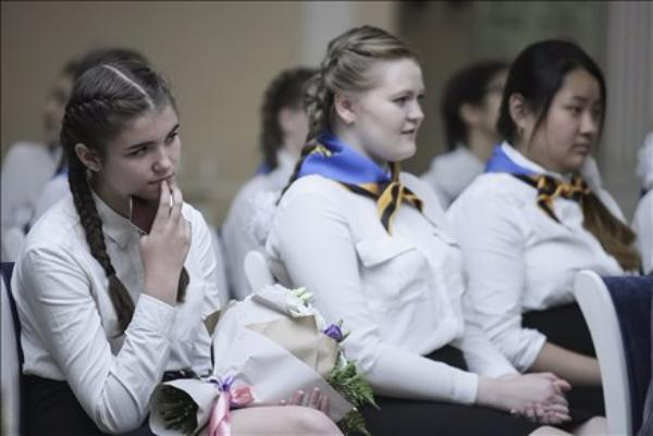 Лучшие школьники Неклиновского района получили паспорта из рук губернатора Ростовской области
