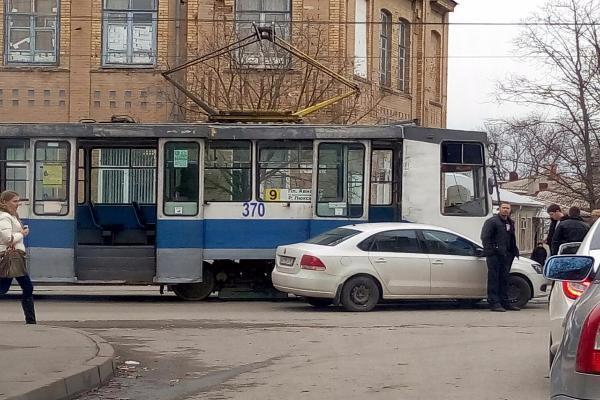 В Таганроге иномарка столкнулась с трамваем