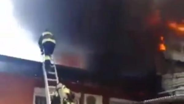 Масштабный пожар в Таганроге тушили 11 спасателей