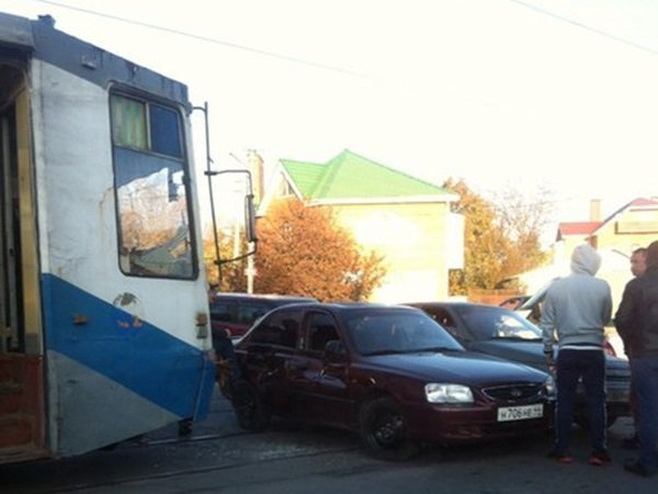 В Таганроге трамвай протаранил две легковушки