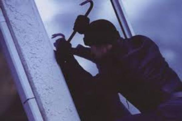 В Неклиновском районе мужчина ограбил частное домовладение
