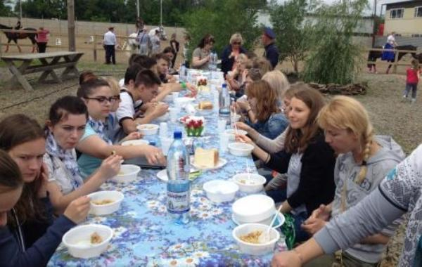Студентов из Германии в Таганроге встретили с казачьей щедростью