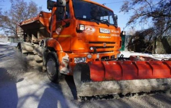 За сутки на дороги Таганрога было высыпано 180 тонн пескопасты