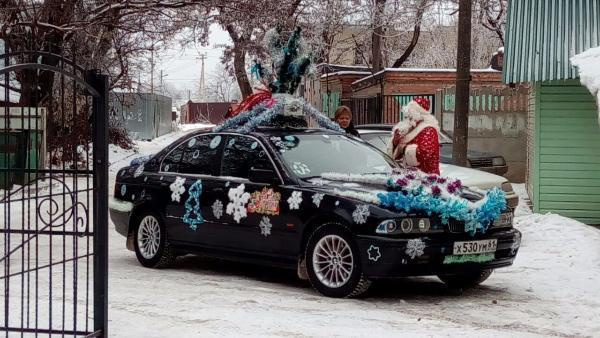 В Таганроге водитель дорогой иномарки пожертвовал своим автомобилем ради детской радости