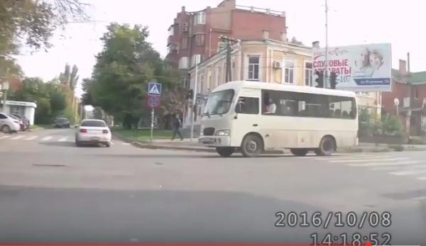 В Таганроге водители маршруток продолжают нарушать ПДД