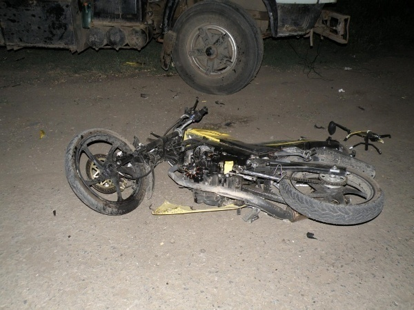 На трассе Ростов-Таганрог  водитель мотоцикла столкнулся с припаркованным «КамАЗом»
