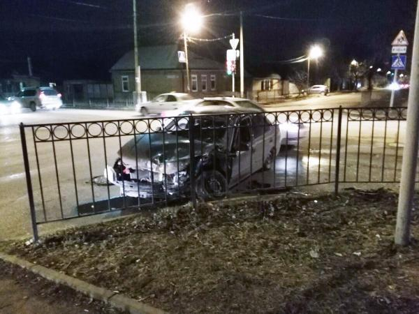 В Таганроге водитель Chevrolet Cruze спровоцировал ДТП с пострадавшими