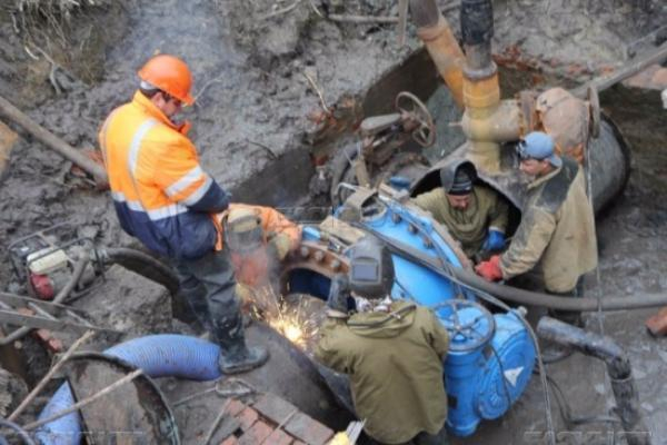 Водоканал начал работы по замене аварийного участка водовода на улицах Дзержинского и Лазо
